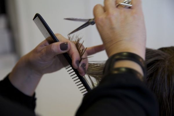 Coupe de cheveux coiffeur - visagiste femme