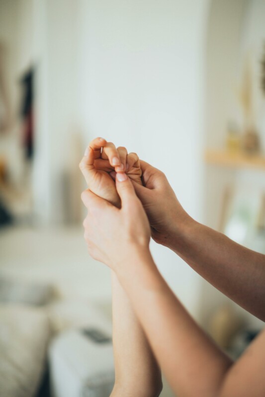 Massage des mains bien être chez Samcha à Rennes